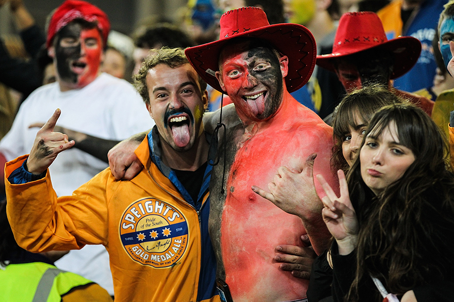 Highlanders and Crusaders fans show their colours