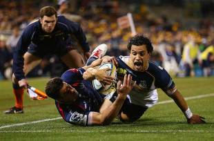 The Brumbies' Matt Toomua scores a try, Brumbies v Melbourne Rebels, Super Rugby, GIO Stadium, May 31, 2014