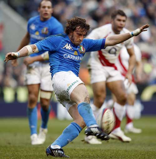 Mauro Bergamasco looks to chip over the England defence