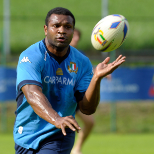 Manoa Vosawai passes the ball during an Italy training session, July 12, 2011