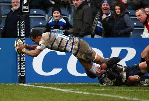Bath's Andrew Higgins dives over to score a try