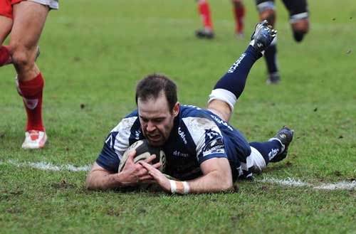 Sale fly-half Charlie Hodgson dives in to score