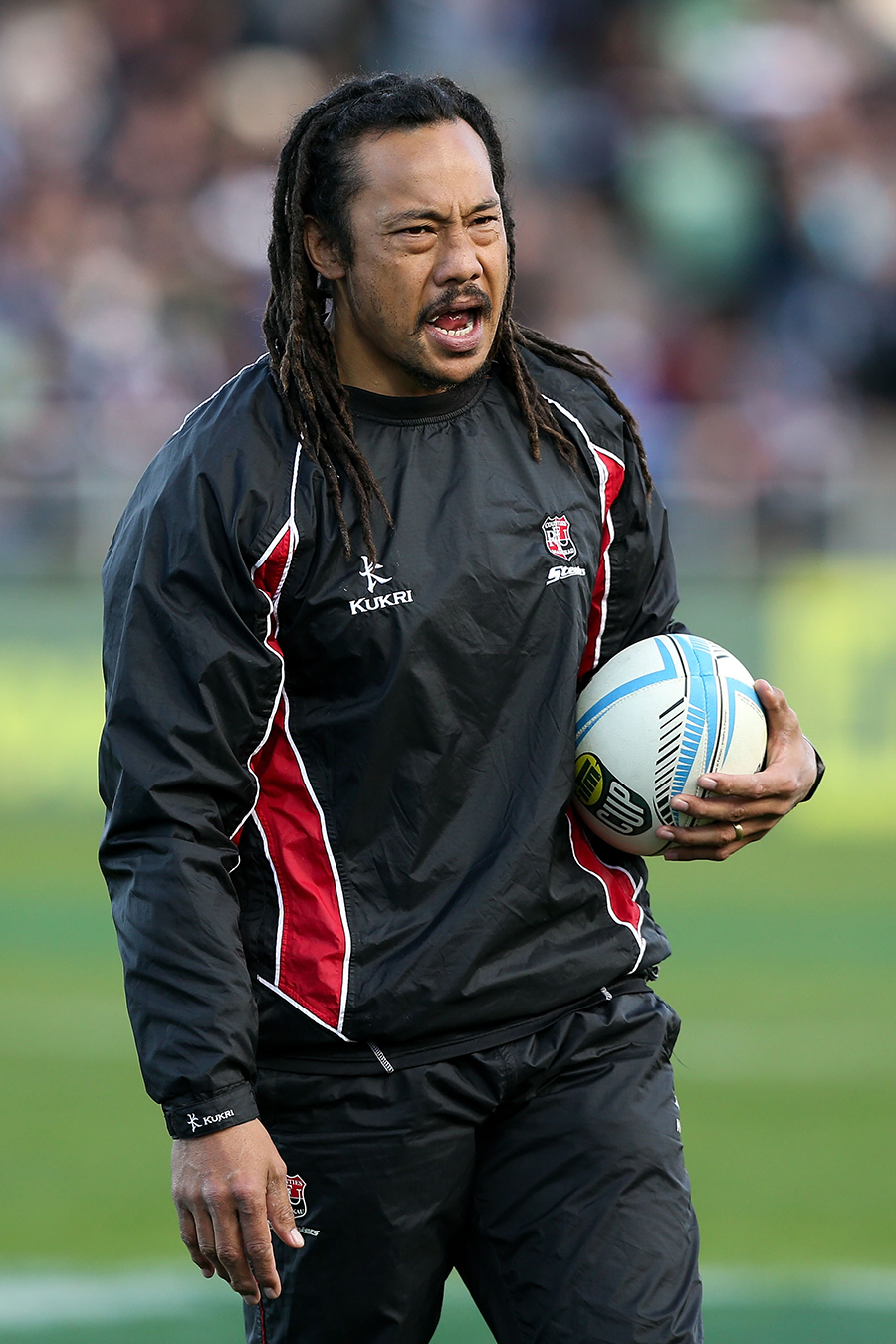 Tana Umaga directs his team in the warm-up