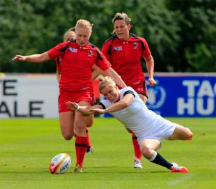 England's Danielle Waterman gets to the ball ahead of Canada's Mandy Marchak, 2014 Women's Rugby World Cup, Marcoussis, August 9, 2014