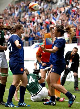 France celebrate Elodie Guiglion's score, Ireland v France, 2014 Women's Rugby World Cup, Stade Jean-Bouin, August 17, 2014