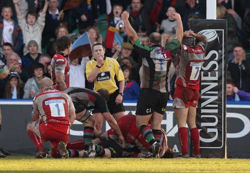 Referee Dave Pearson awards Tom Williams' late try