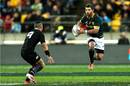 South Africa's Willie le Roux looks to beat New Zealand's Aaron Smith