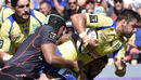Thierry Dusautoir tackles Damien Chouly during Toulouse's clash with Clermont Auvergne