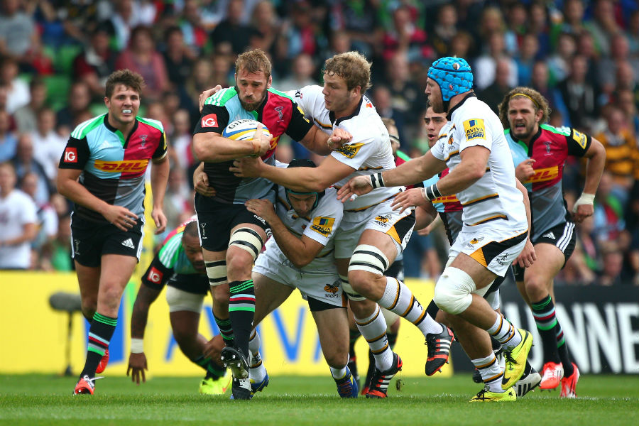 Chris Robshaw pushes through the pack