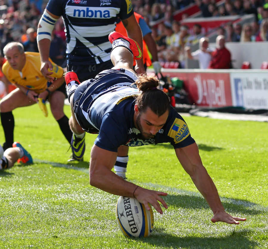 Sale's Tom Arscott pounces to score their first try