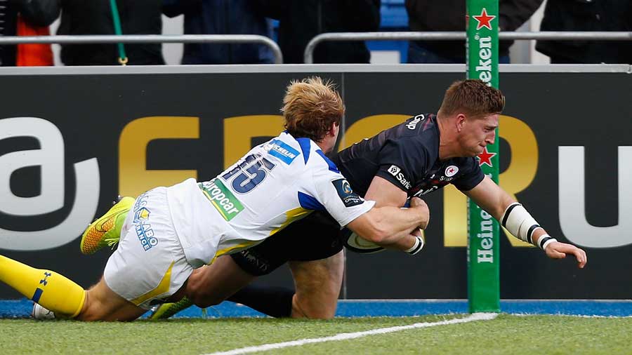 Saracens' David Strettle dives over for the try