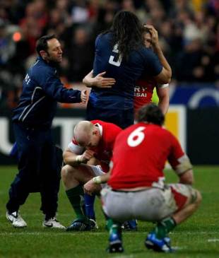 A dejected Tom Shanklin looks to the ground as Sebastien Chabel consoles Dwayne Peel, France v Wales, Six Nations Championship, Stade de France, Paris, France, February 27, 2009