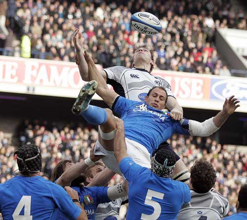 Italy skipper Sergio Parisse challenges at a lineout