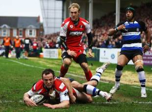 Charlie Sharples of Gloucester scores a try for Gloucester during the Guinness Premiership Match between Gloucester Rugby and Bath Rugby at Kingsholm Stadium