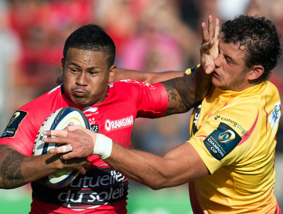 Toulon's David Smith hands off the Scarlets defender