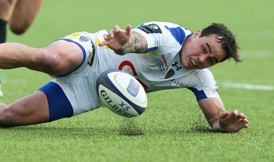 Clermont's Zac Guildford tries to dot the ball down