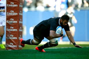  Patrick Tuipulotu goes under the posts to score a try, US Eagles v New Zealand, Soldier Field, Chicago, November 1, 2014