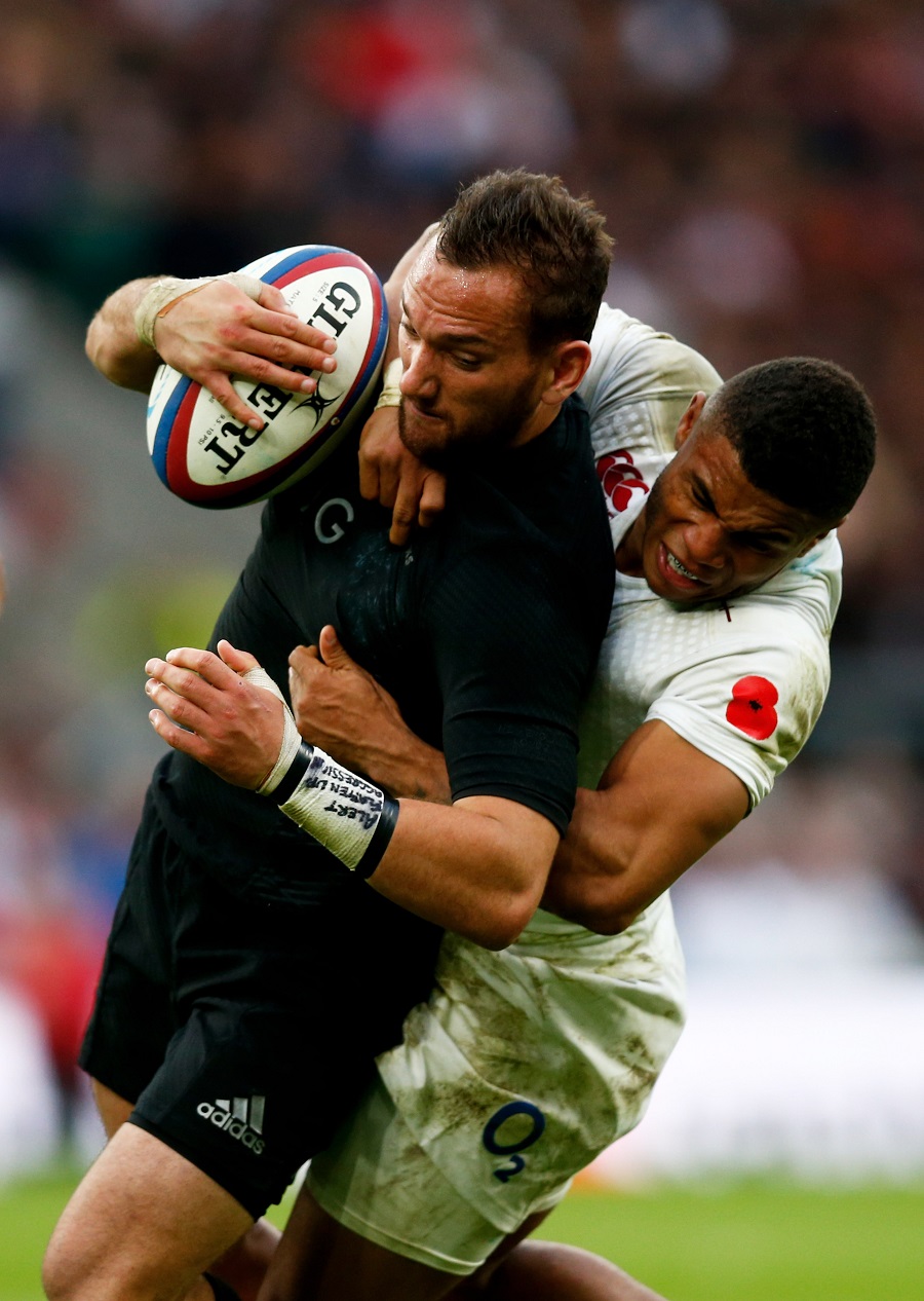 Aaron Cruden is tackled by Kyle Eastmond