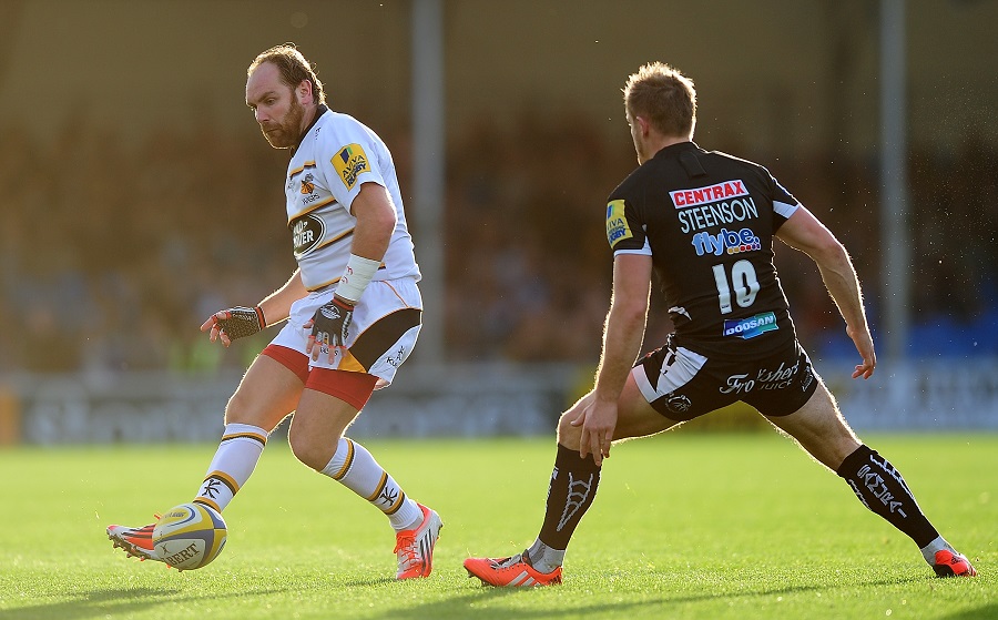 Wasps' Andy Goode nudges past Exeter's Gareth Steenson
