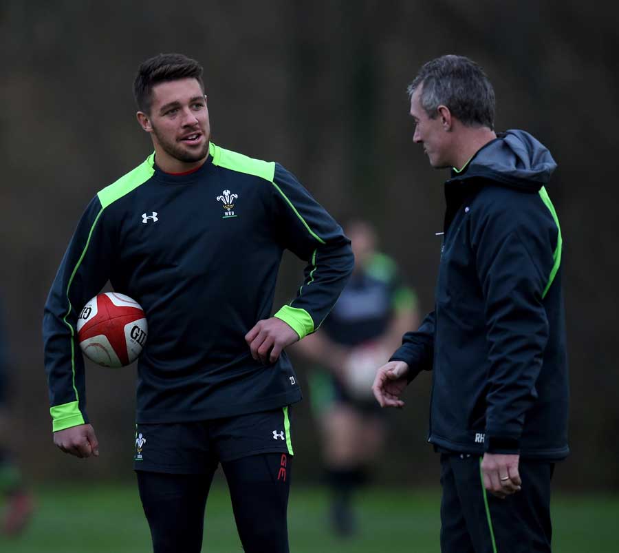 Wales' Rhys Webb chats to Rob Howley in training