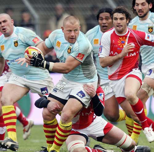 Perpignan's prop Perry Freshwater runs with the ball