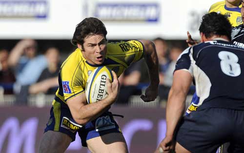 Clermont winger Brent Russel tries to break away.