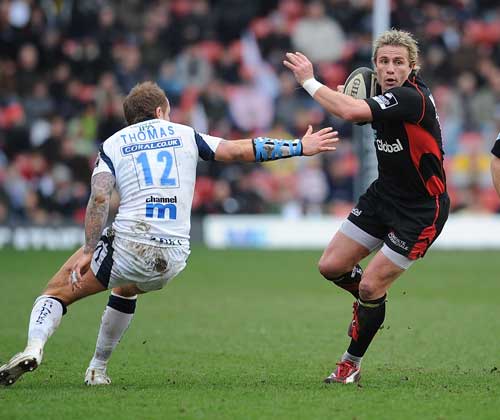 Saracens' Justin Marshall exploits a gap in the Sale defence