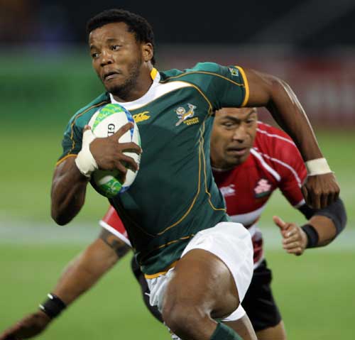 Mpho Mbiyozo breaks clear of the Japan defence
