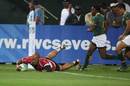 Alisi Tupuailei of Japan dives in to score