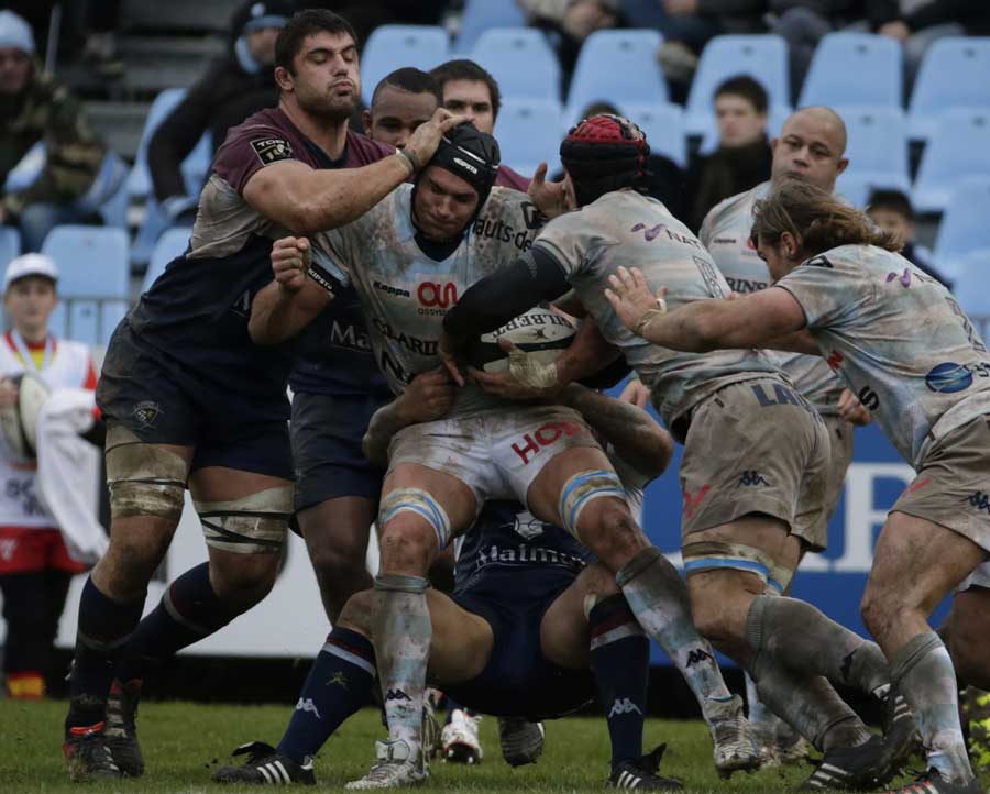 Racing Metro's Juandre Kruger takes the ball into contact