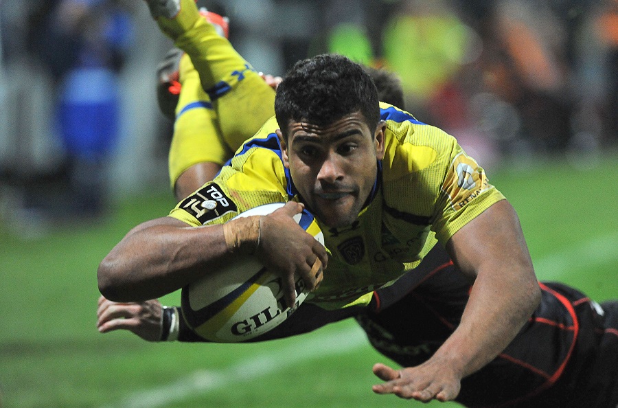 Wesley Fofana scores a try for Clermont