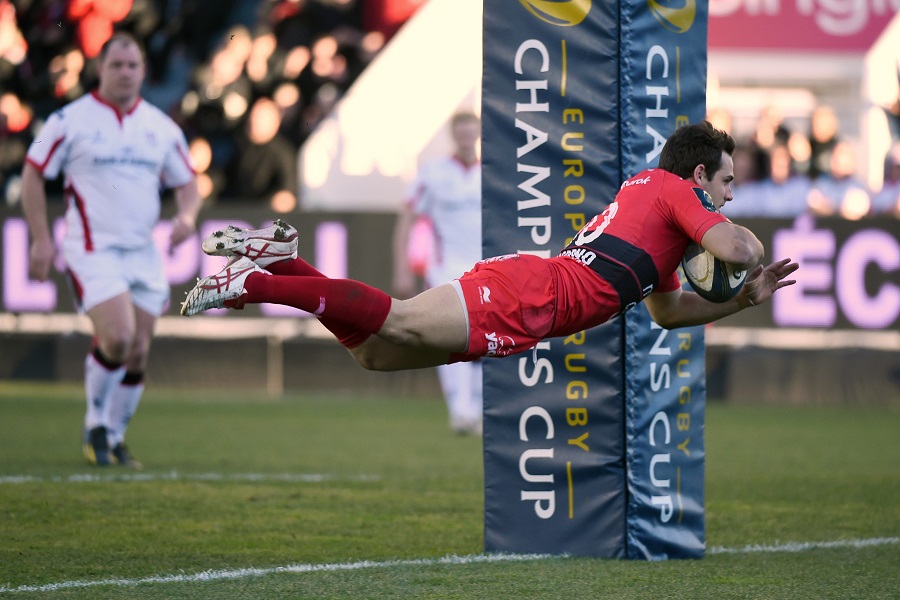 Nicolas Sanchez dives over for Toulon's first try 