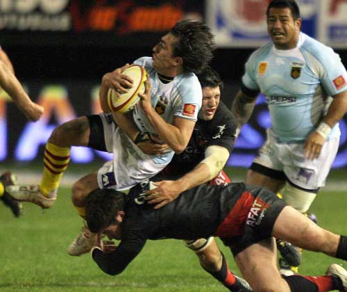 Perpignan scrum-half Nicolas Durand is tackled by Toulouse flanker Gregory Lamboley 