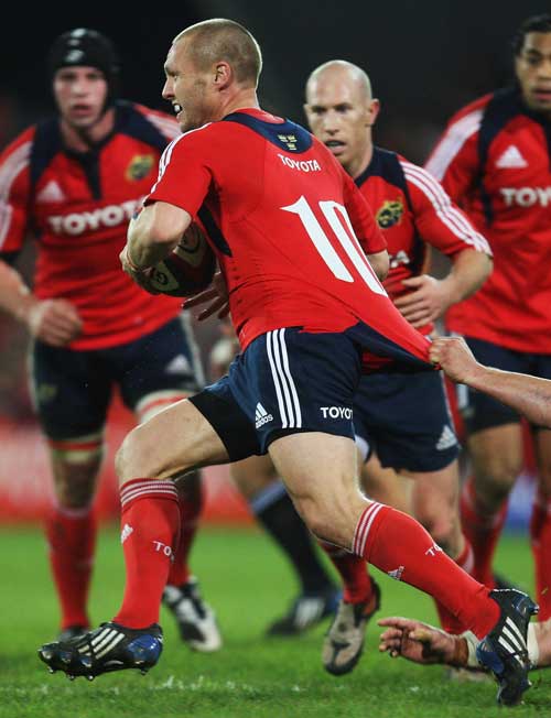 Munster's Paul Warwick tries to shake off a tackle