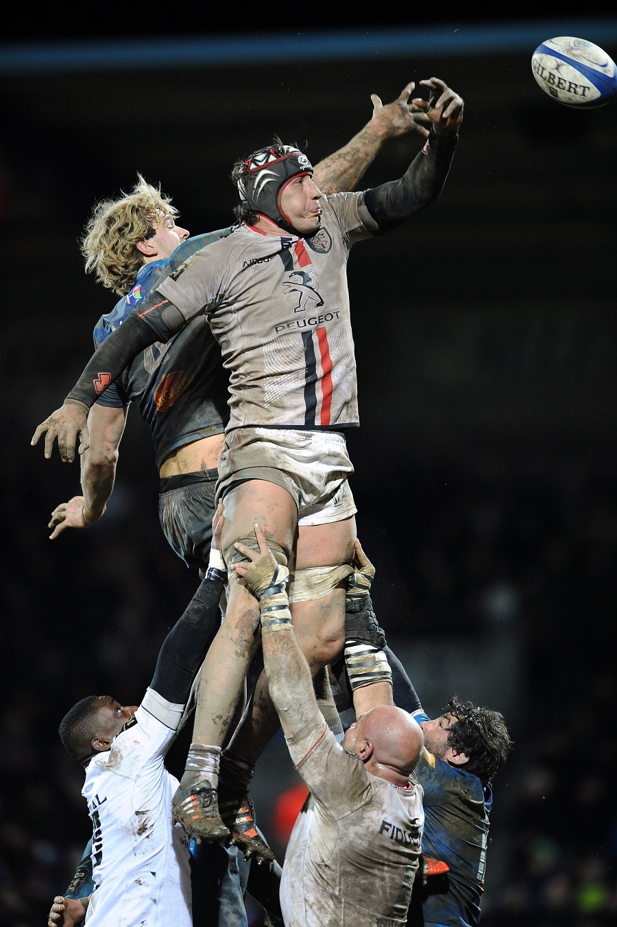 Richie Gray of Castres and Toulouse's Patricio Albacete do battle at the lineout
