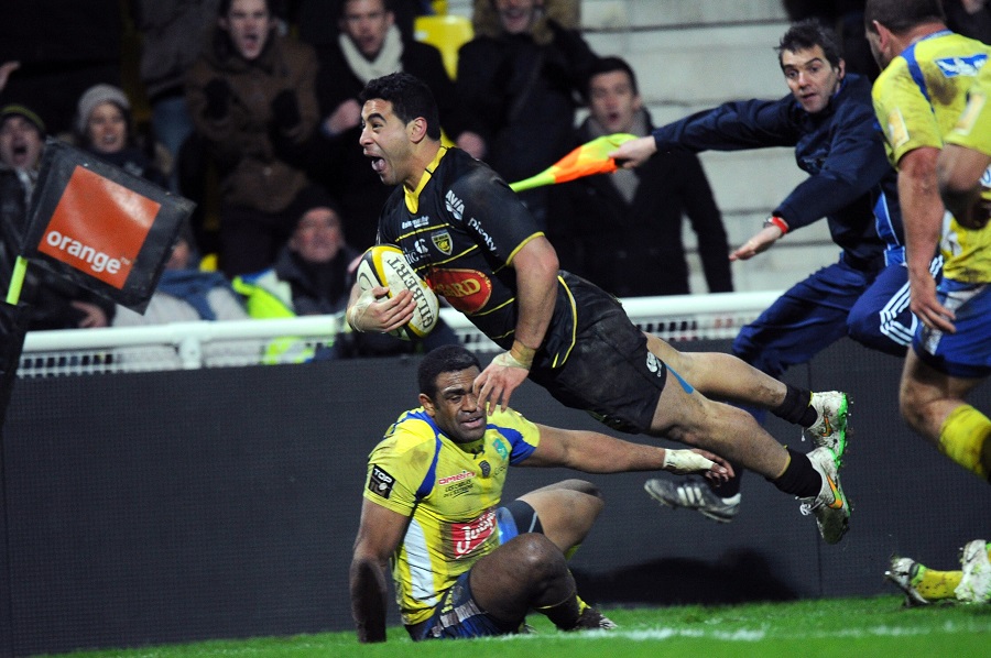La Rochelle's Mali Hingano crosses for a late, late winner against Clermont Auvergne