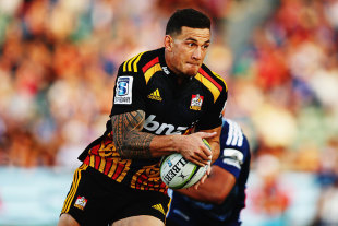 The Chiefs' Sonny Bill Williams bolts clear of the Blues' defence, Blues v Chiefs, Albany, February 14, 2015