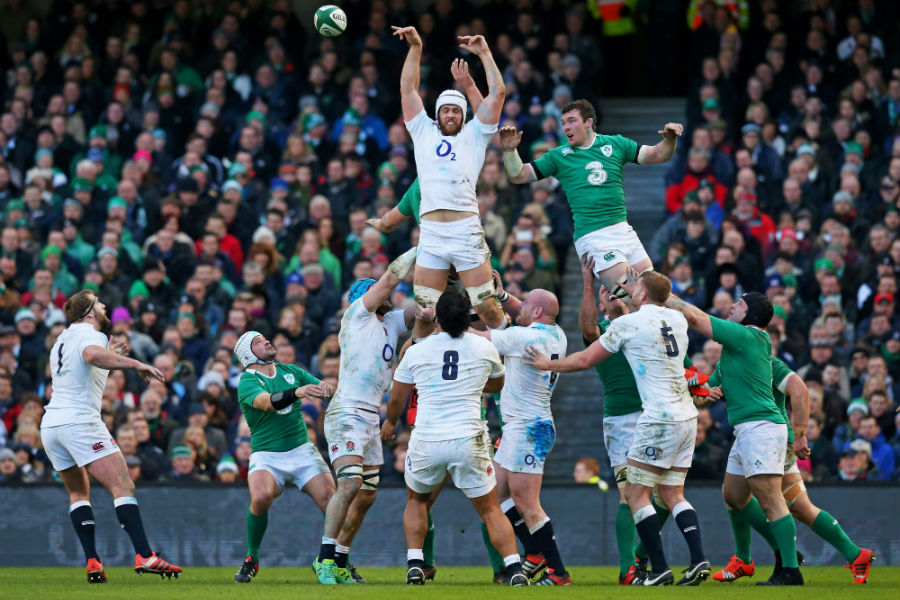 England and Ireland contest a line out