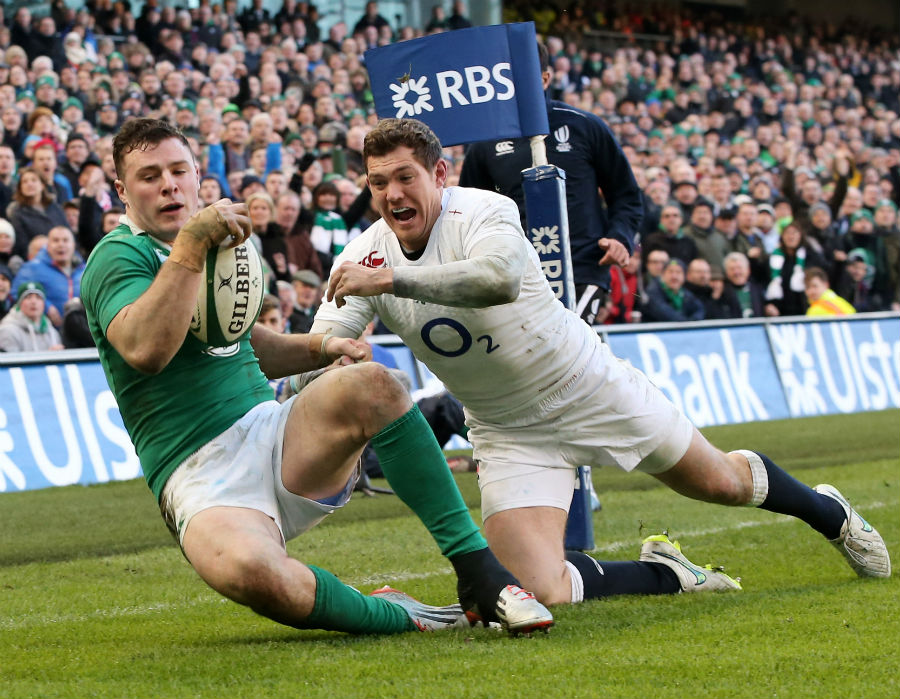 Robbie Henshaw beats Alex Goode to the high kick and scores a try for Ireland