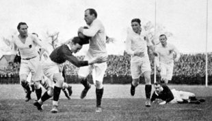 England's Francis Oakeley tries to break down the wing, with support from Alfred Maynard, Sidney Smart, and Ronald Poulton
