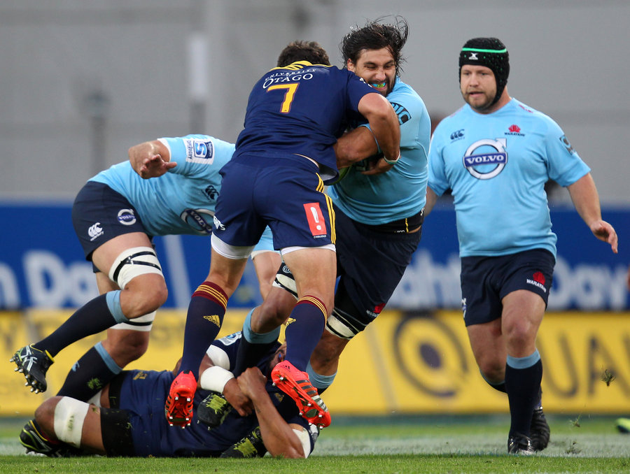 Jacques Potgieter of the Waratahs on the charge