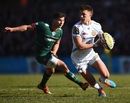 Henry Slade of Exeter Chiefs avoids Leicester Tigers' Ben Youngs