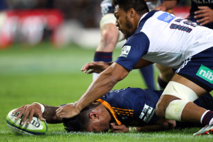 Malakai Fekitoa of the Highlanders grounds the ball, and his face, for a try, Highlanders v Blues, Super Rugby, Forsyth Barr Stadium, Dunedin, April 18, 2015
