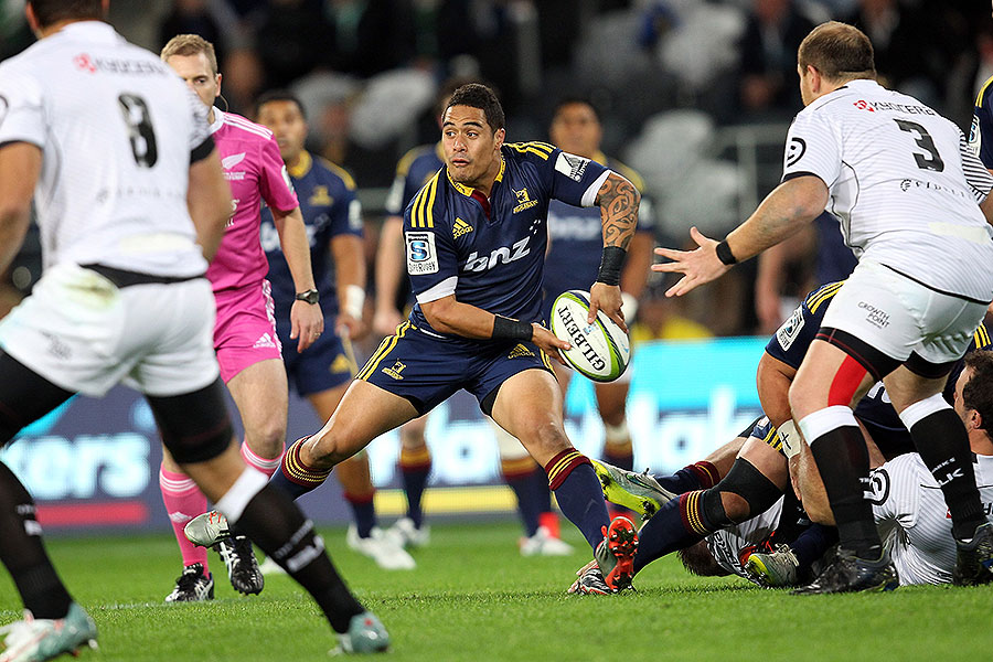 The Highlanders' Aaron Smith looks for a runner