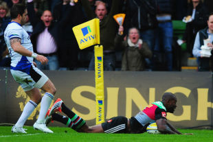 LONDON, ENGLAND - MAY 08: Ugo Monye of Harlequins scores their first try during the Aviva Premiership match between Harlequins and Bath Rugby at Twickenham Stoop on May 8, 2015 in London, England. (Photo by Dan Mullan/Getty Images)