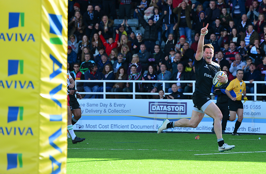 Andy Saull scores the final try of the game