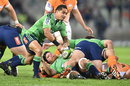 The Highlanders' Aaron Smith looks to pass