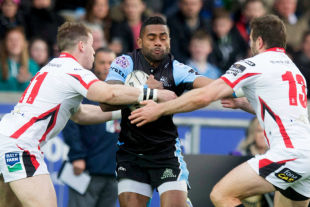 GLASGOW, SCOTLAND - MAY 22: Nikola Matawalu in action for Glasgow Warriors goes between Craig Gilroy (L) and Jared Payne during the Pro12 Semi Final between Glasgow and Ulster at Scotstoun Stadium on May 22, 2015 in Glasgow, Scotland. (Photo by Jeff Holmes/Getty Images)