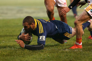 Highlanders' Patrick Osborne dives over whitewash for the opening try, Highlanders v Chiefs, Super Rugby, Invercargill, May 30, 2015