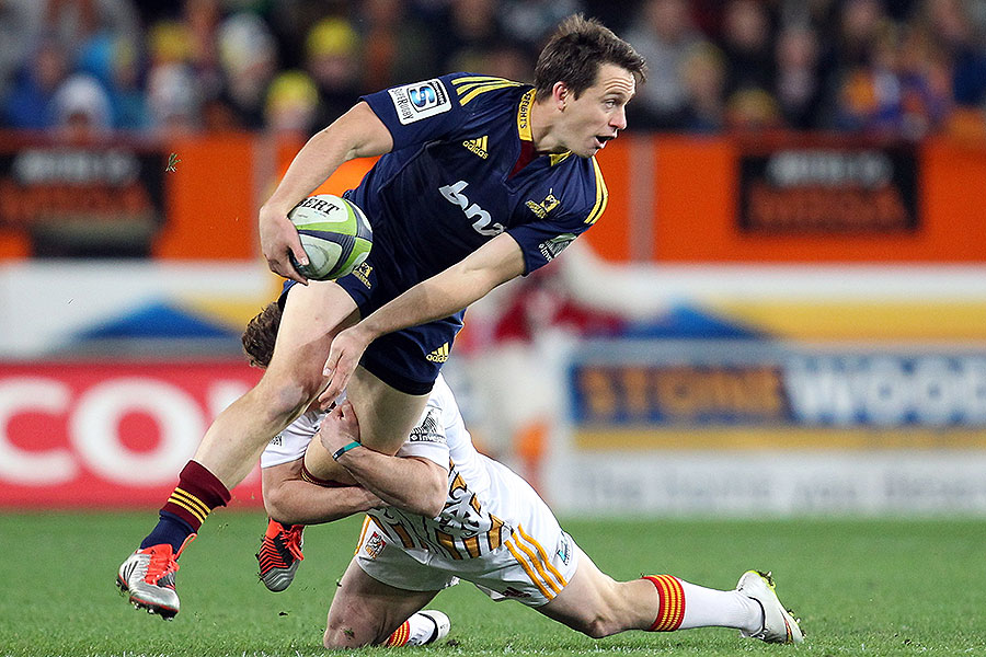 The Highlanders' Ben Smith looks for an offload